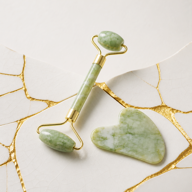 JADE FACE ROLLER. Reduces puffiness, tones skin + stimulates collagen
